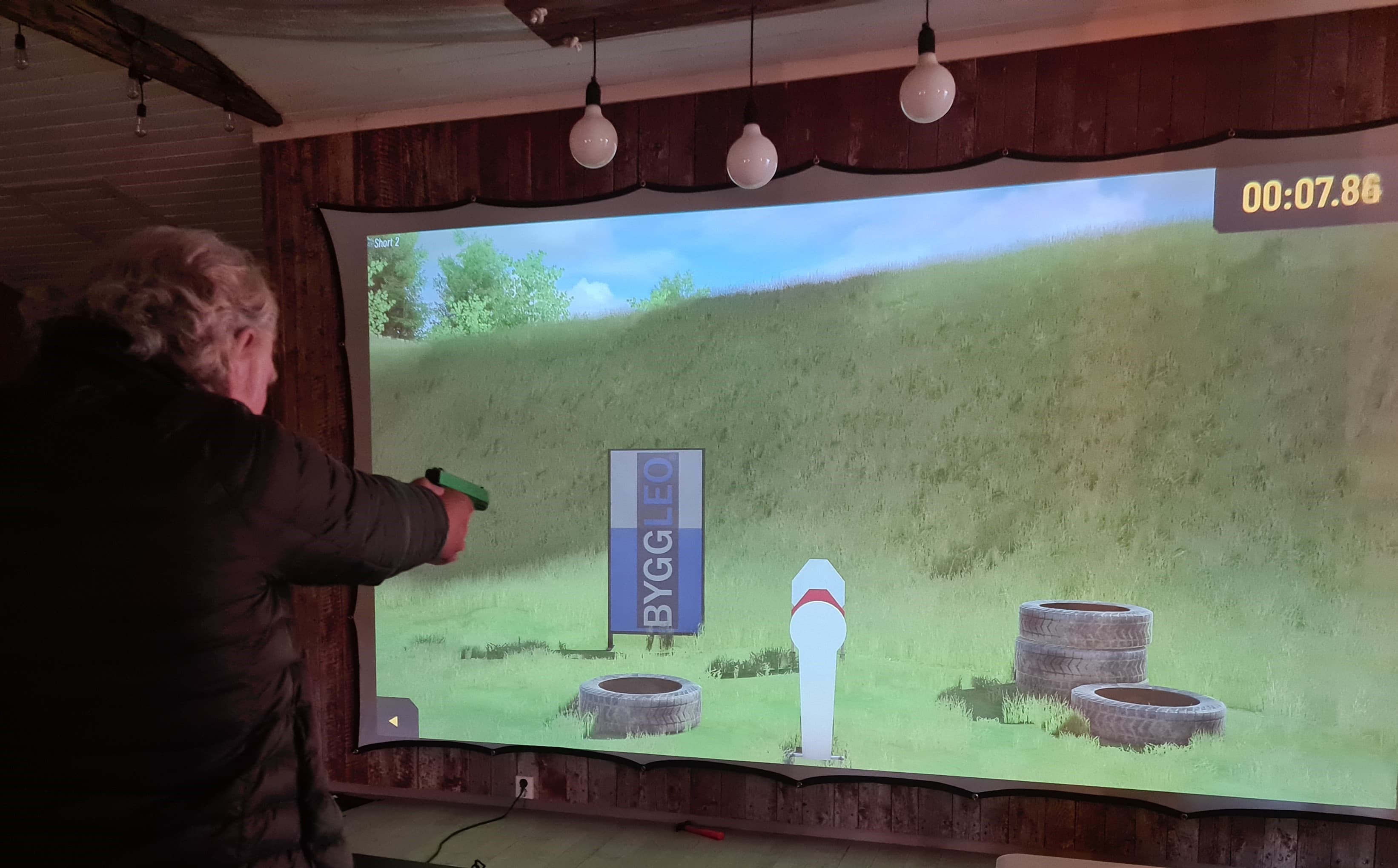 Skytesimulator med sosial og engasjerende opplevelse.
